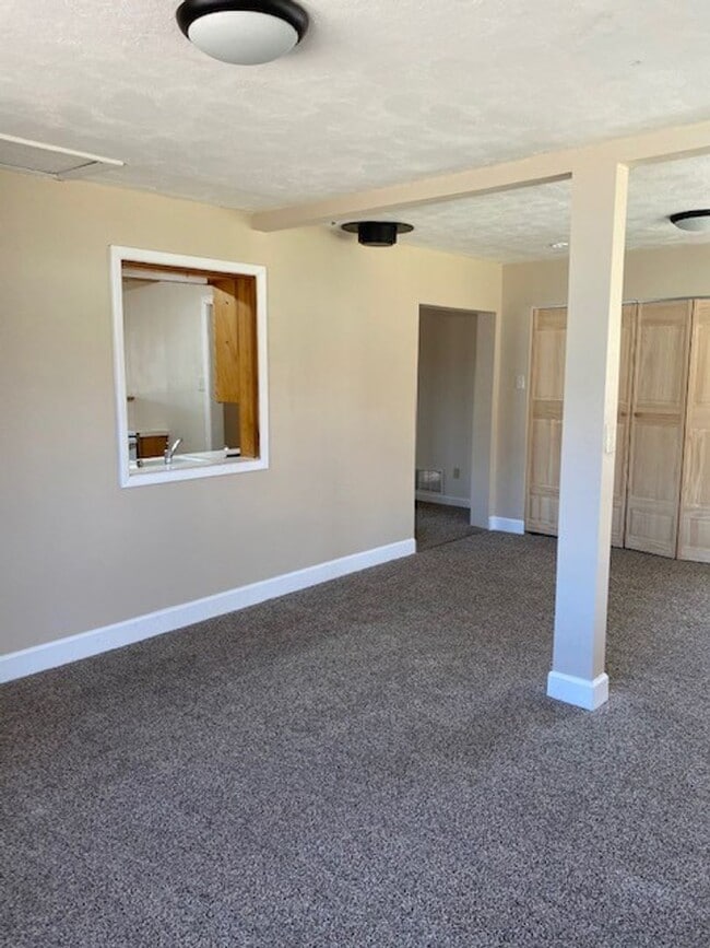 Building Photo - ALL PROSPECTIVE TENANTS MUST SUBMIT A $58 ...