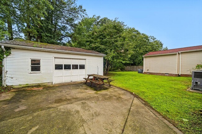 Building Photo - 107 Woods Rd