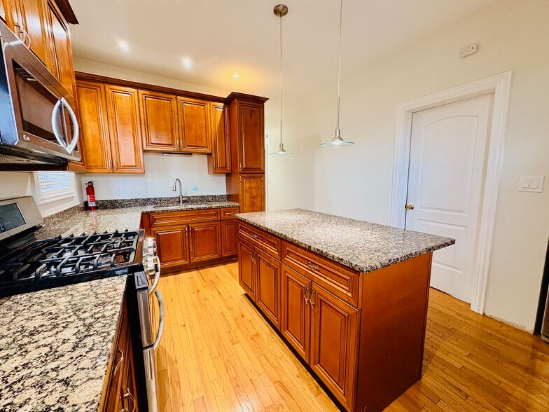 Building Photo - 3236 W Augusta Blvd