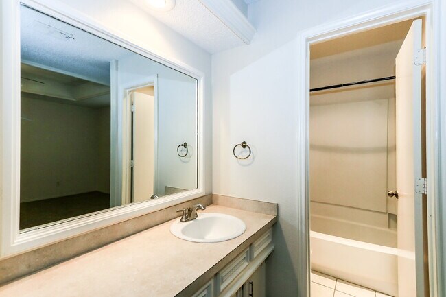 Building Photo - Upscale Townhouse in Great Area