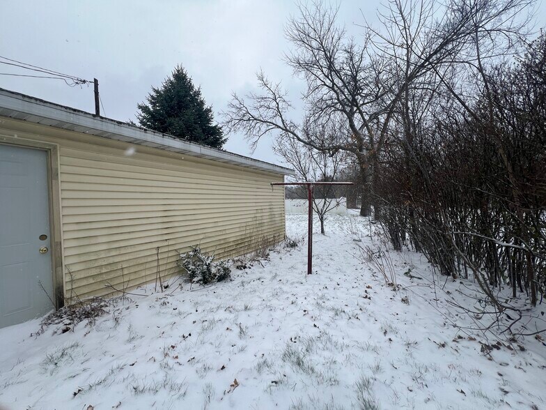 Building Photo - 911 Townline Rd