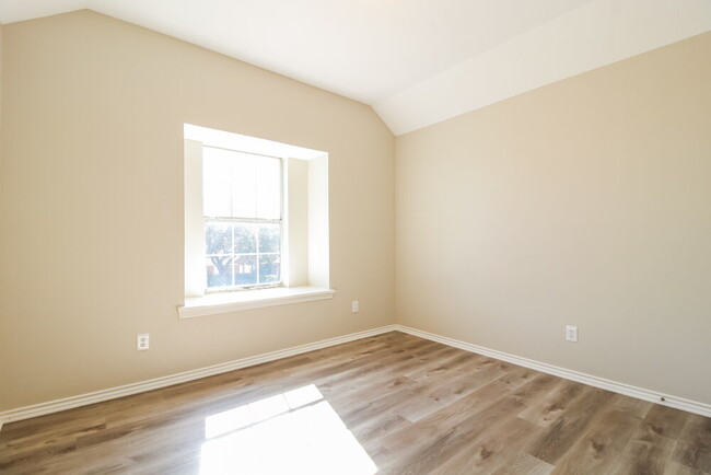 Building Photo - 5221 Tartan Cir