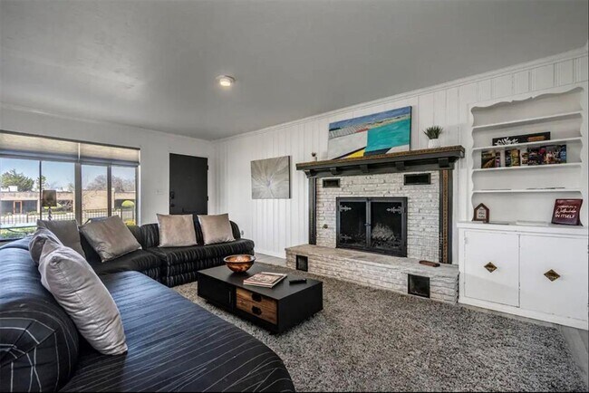 Building Photo - Fully Furnished Home in Putnam Heights + All Appliances