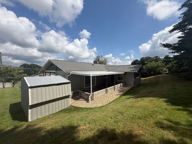 Building Photo - Stunningly Renovated 3 Bed, 2 Bath Home in...