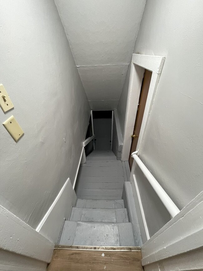 Building Photo - Charming 2-Bed, 1-Bath Single-Family Home ...