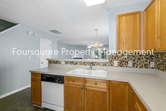 Building Photo - Townhome | Screened Back Porch | Back Pati...