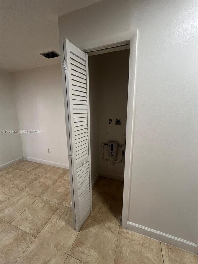 Building Photo - 1325 W 41st St