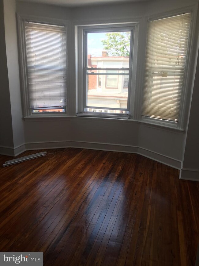Building Photo - 5444 Addison St