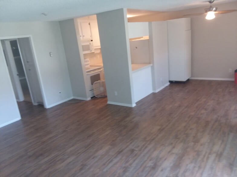 kitchen from livingroom - 820 Camino Real
