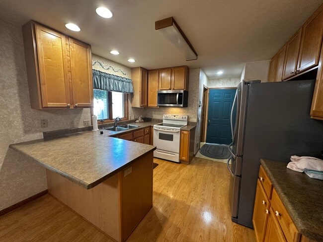 Building Photo - Charming 2-Bedroom, 2-Bathroom Home Overlo...