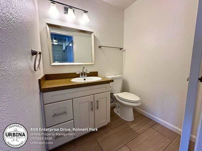 Building Photo - Move-In Ready Rohnert Park Condo with Pool...