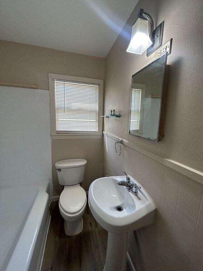 Building Photo - Perfect Size South Waco Home