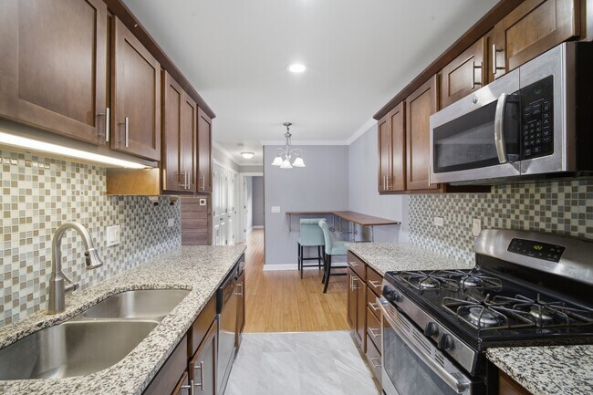 Building Photo - 1306 Cove Dr