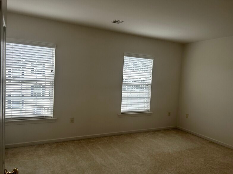 Building Photo - 2717 Foxshire Dr