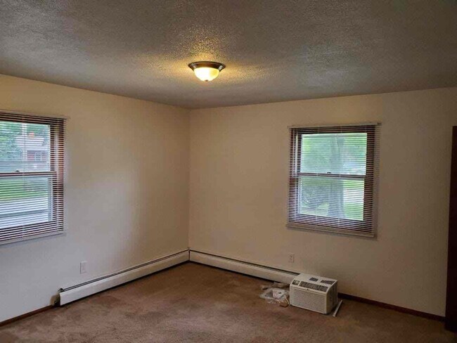 Building Photo - 1303 Fallingbrook Dr SE
