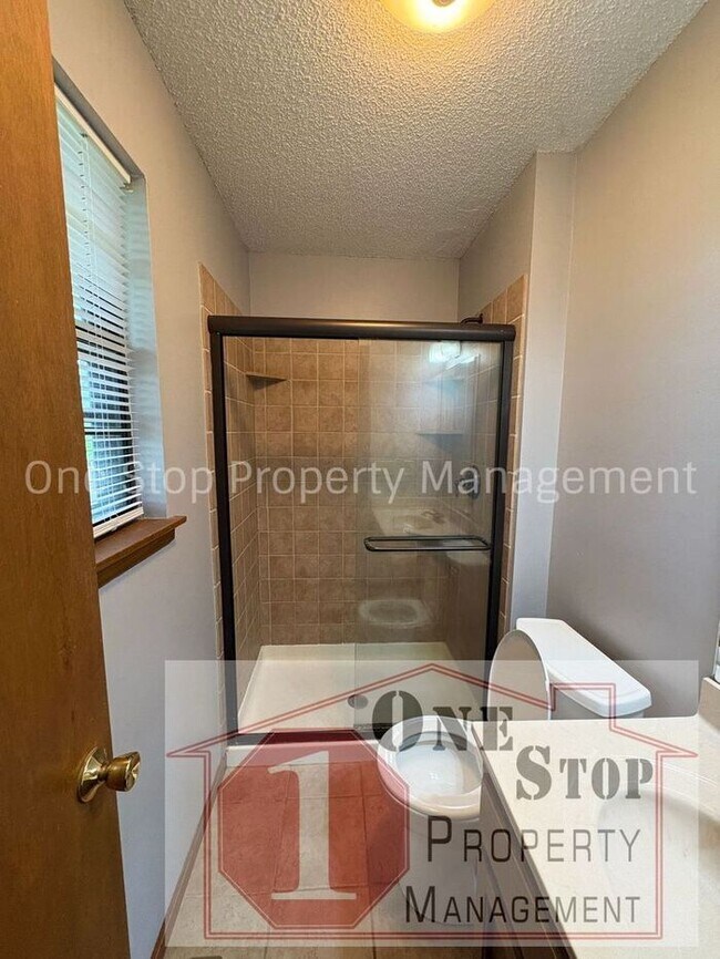 Building Photo - Beautiful 3 Bedroom / 2 Bathroom House in Blue Springs!