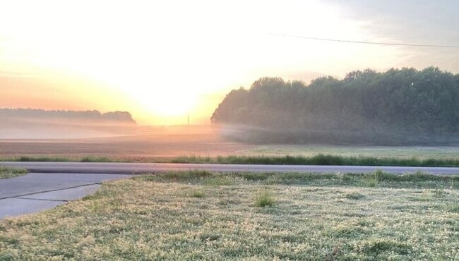 Building Photo - LARGE FENCED YARD, and lawn care INCLUDED