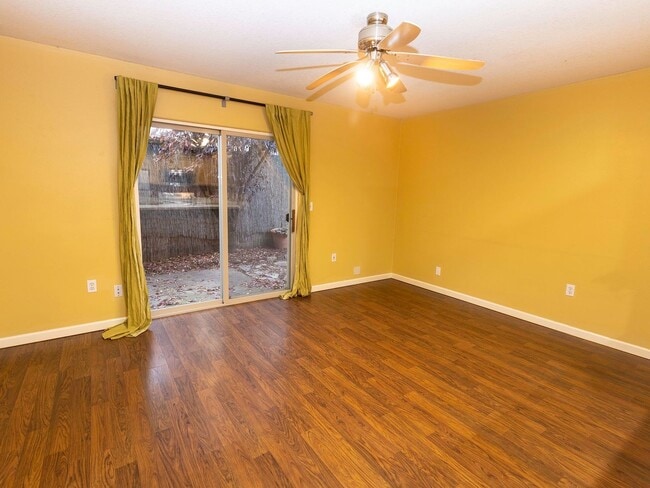 Building Photo - Bright & Spacious 2-Bedroom End Unit Townh...