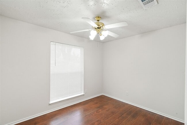 Building Photo - 11111 Drakeland Dr