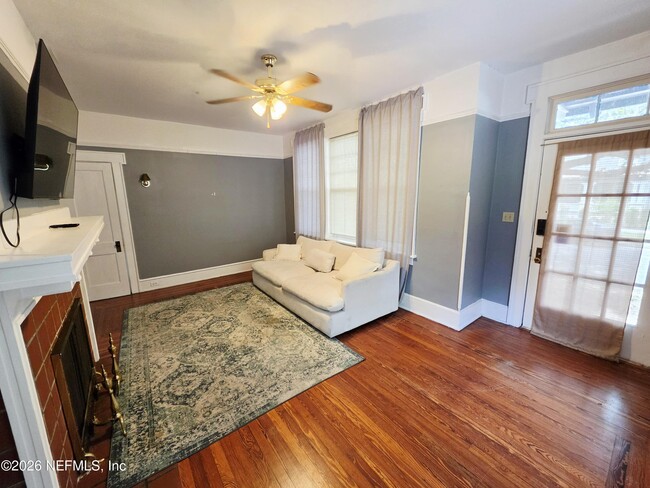 Building Photo - 146 W 6th St