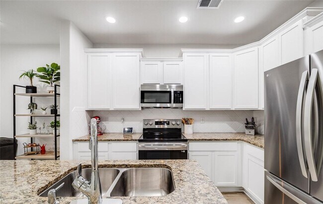 Building Photo - Updated 2BD, 2.5BA Townhome in Centennial ...