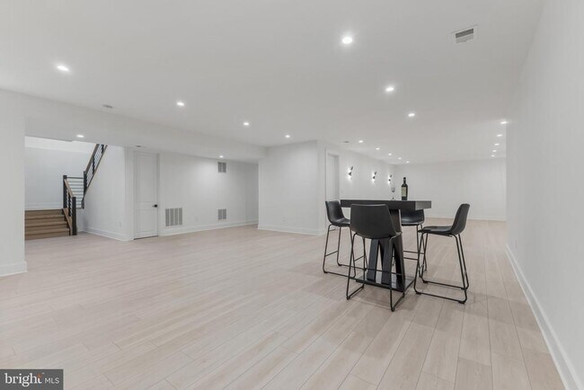Building Photo - 1513 Oakview Dr
