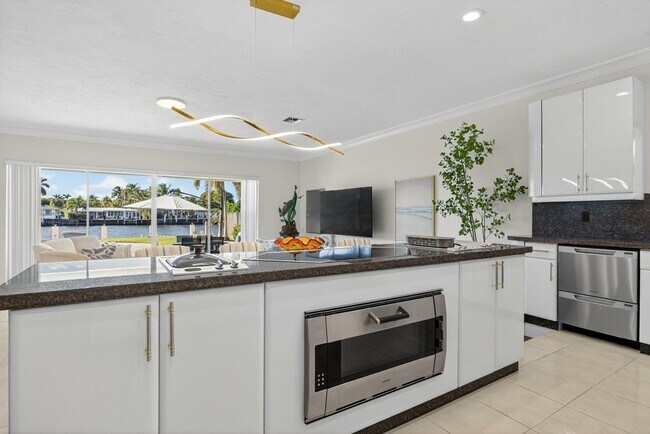 Building Photo - 513 S Riverside Dr