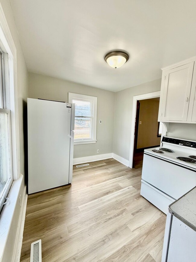 Building Photo - Coming soon! Cozy updated 2 Bedroom Single...
