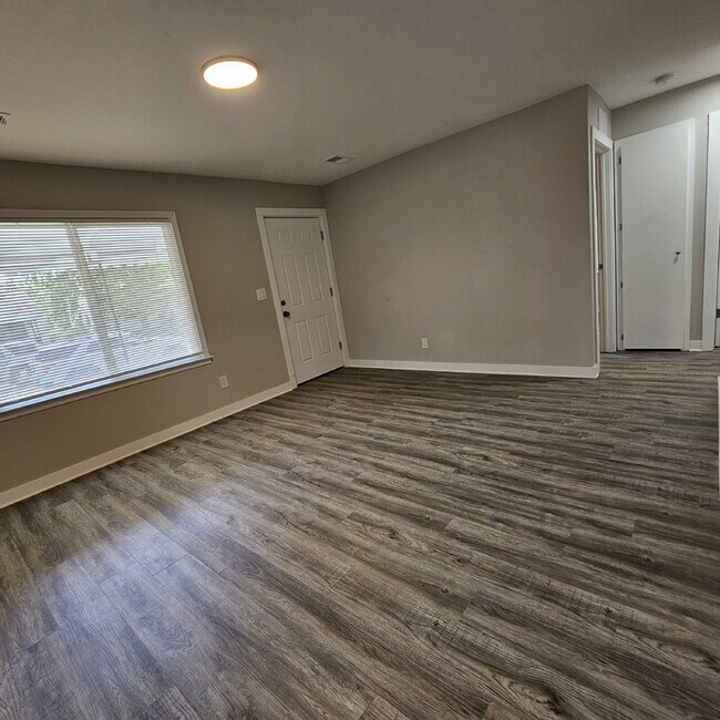 Building Photo - 2 bed, 1 bath renovated ranch. Kitchen has new cabinets, granite counters. All appliances, remode...