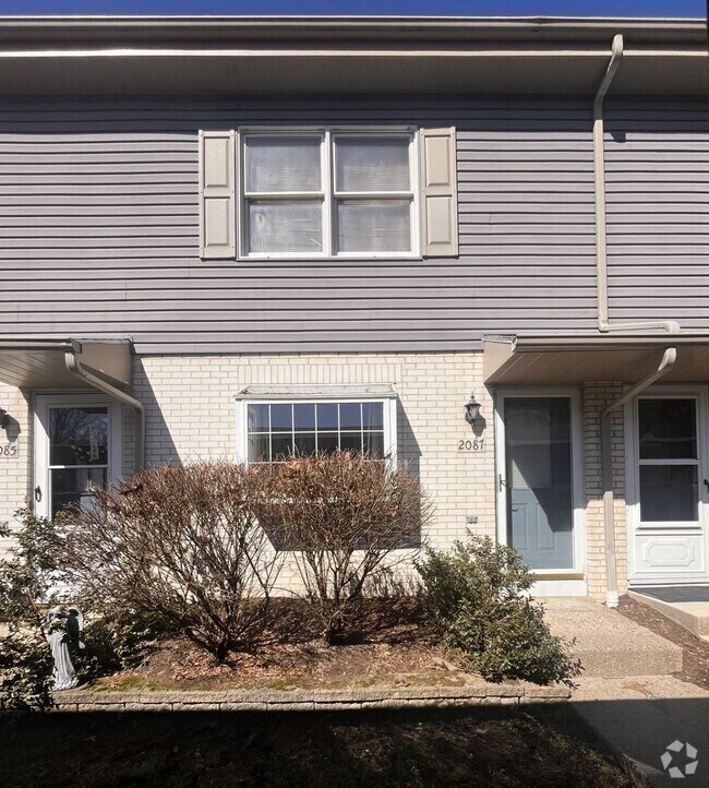 Building Photo - Woods Edge 3-Bedroom Townhome!
