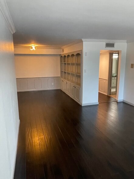 Dining Area - 361 N Post Oak Ln