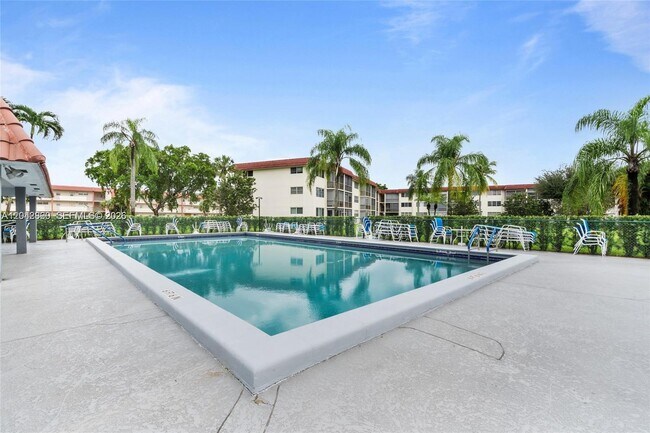 Building Photo - 800 S Hollybrook Dr
