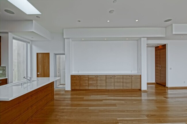 Building Photo - 4BR3.5BA + OFFICE! NEWER CONSTRUCTION, MOD...