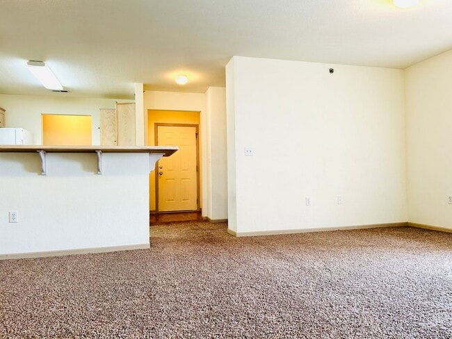 Building Photo - Large 3 Bedroom Apartment, Great Location!