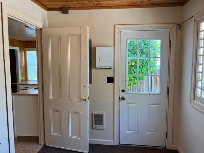 Building Photo - 4Bd/2Ba Two Story House-Available soon