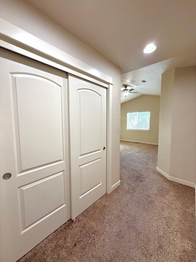 Building Photo - 4 Bedroom Home: Fenced Backyard & Great Location!