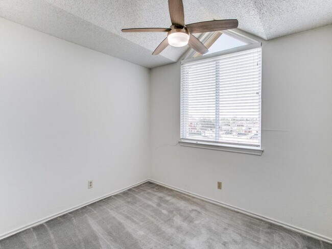 Building Photo - 2401 Brooke Ct