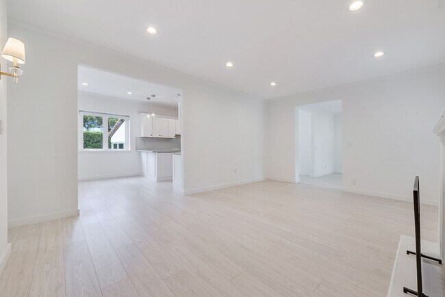 Building Photo - 1524 Zoreta Ave