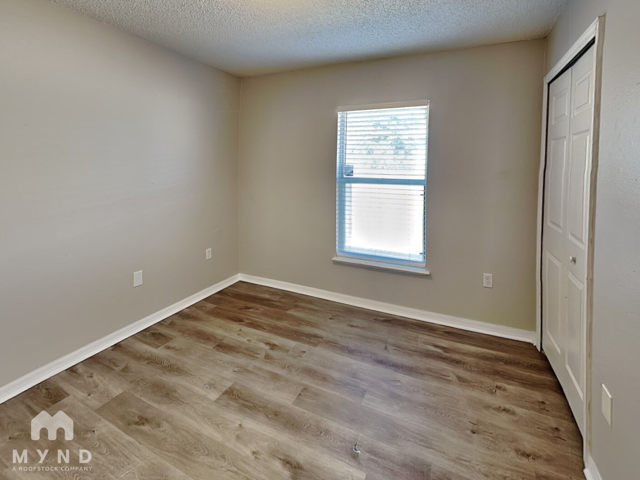 Building Photo - 5704 English Oak Dr S