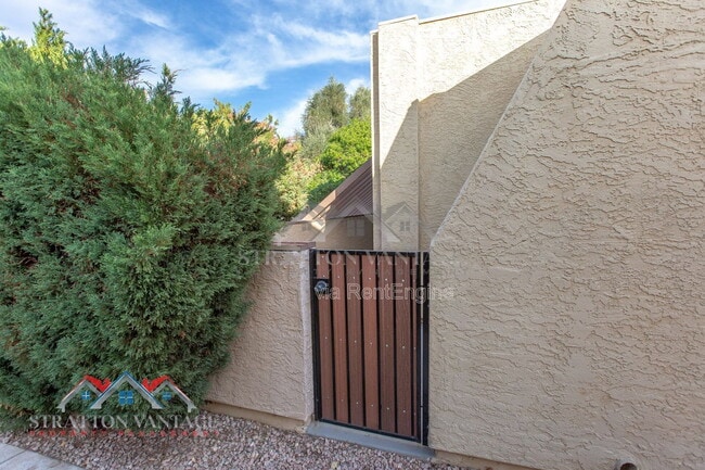 Building Photo - 712 W 14th St