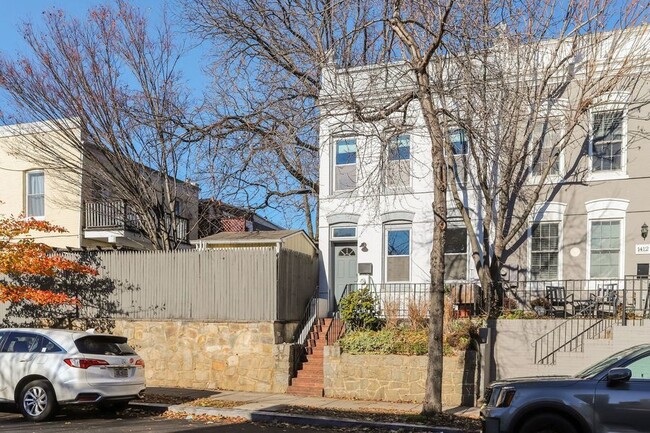 Building Photo - Sleek Kingman Park Abode!