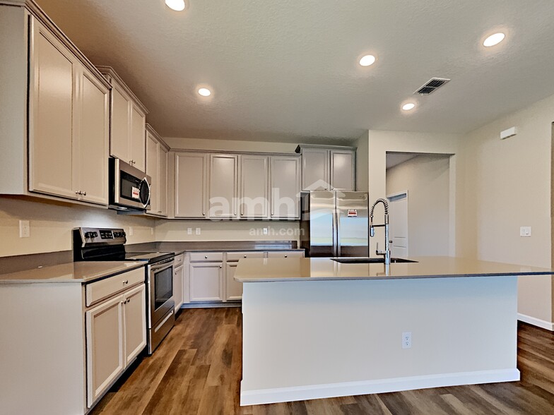 Building Photo - 300 Anastasia Park Rd