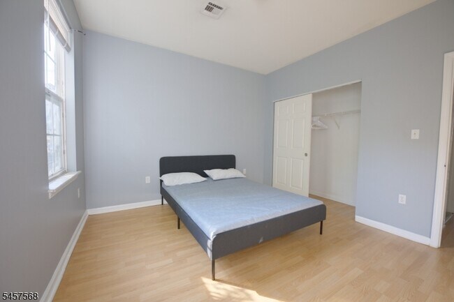 Building Photo - 372 Bramhall Ave