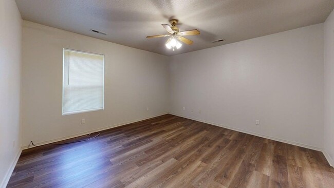 Building Photo - 1709 Redbud Dr
