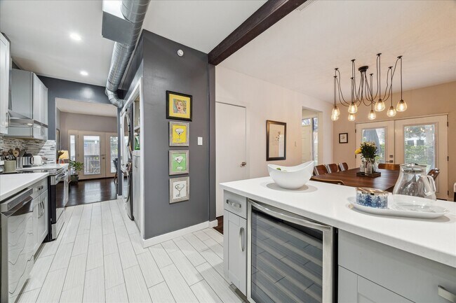 Building Photo - 2100 Tanglewilde St