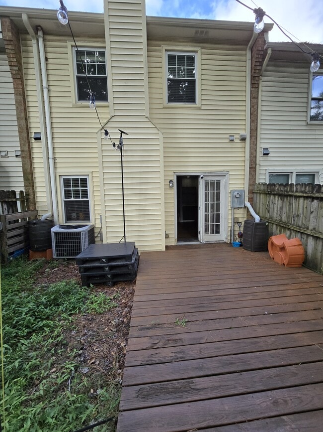 Building Photo - 166 Majestic Cir