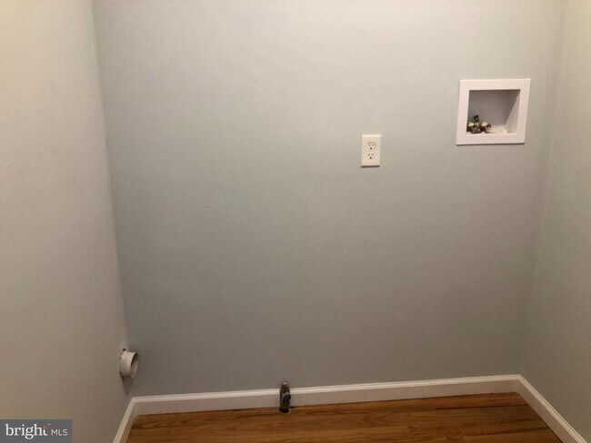 Building Photo - 441 Leverington Ave