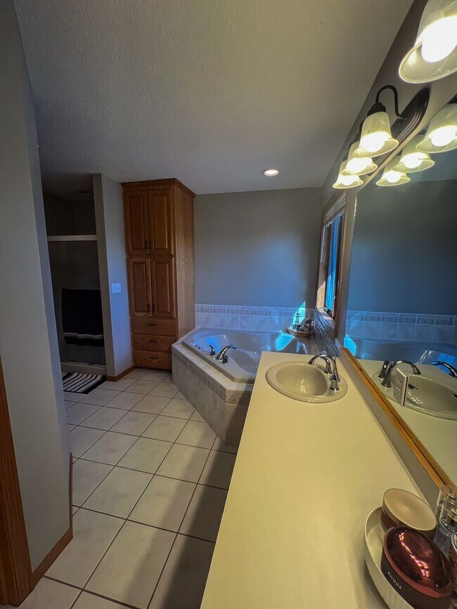 Building Photo - Single Family Home in Moorhead!