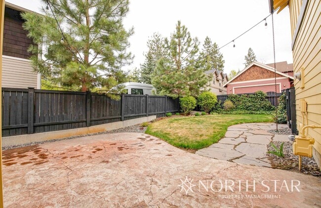 Building Photo - Stunning 3 bed/3 bath in Summit West