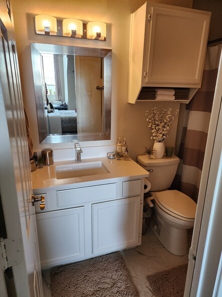 Example of furnished uni - 3701 Cedarplaza Ln